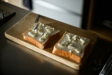 トーストする前の食パンにバターを塗ったところ
