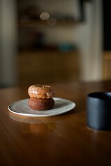 2段に重ねたドーナツをおやつにコーヒータイム