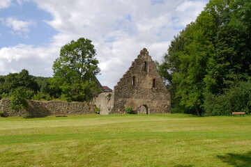 Fototapeta na wymiar Ruinen im Klosterpark Kloster Altzella in Nossen