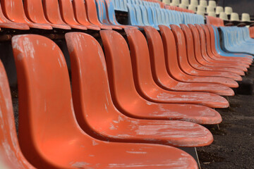 古びた野球場のベンチ