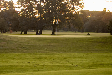 Campo de golf, paisaje y hermoso día
