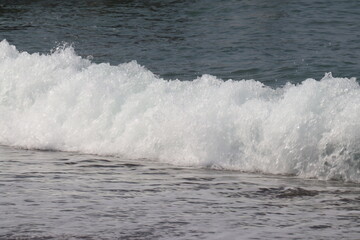 打ち寄せる波