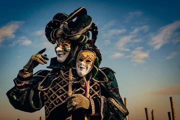 Cercles muraux Pont des Soupirs Traditional costumes and masks for venetian carnival in Venice, Italy