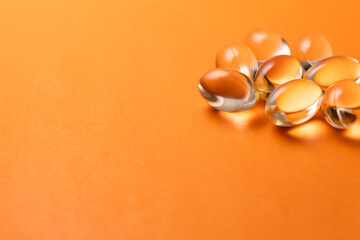 オレンジ色の錠剤　薬　サプリメント　健康食品　コピースペース - obrazy, fototapety, plakaty