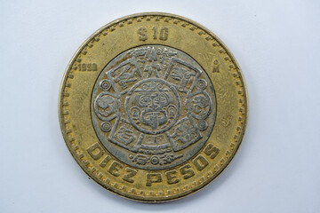 Moneda de 10 pesos mexicana con el calendario azteca 1999