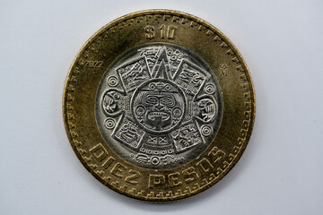 Moneda de 10 pesos mexicana con el calendario azteca 2022