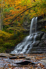 Obraz premium Cascades Falls in autumn colors