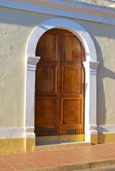 Puertas,iglesias todo es una herencia de nuestro pasado español.