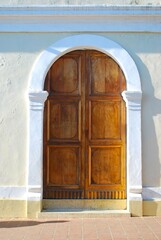 Puertas,iglesias todo es una herencia de nuestro pasado español.