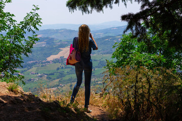 Naklejka premium Girl photographer take pictures of a mountain