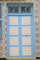 Obraz premium vintage wooden door with a window