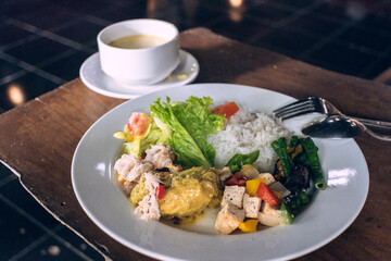 野菜がたっぷり入ったレストランの料理