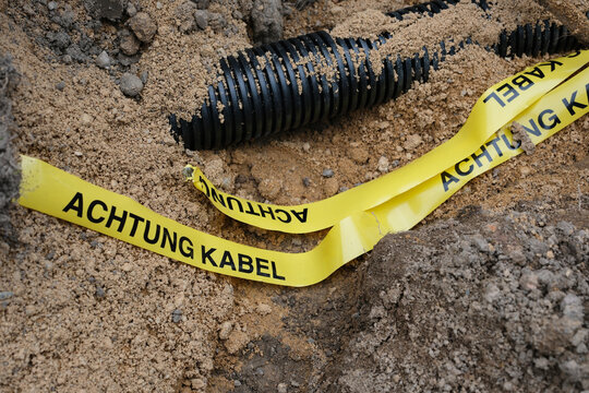 Warnband Achtung Kabel in einer Baugrube