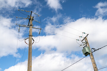 Pylones electriques Edf de ligne moyenne tension. Ciel nuageux lors dune tempête