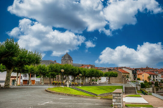 Fototapeta Montréjeau is a town and commune in the Mediodia-Pyrenees region, Upper Garonne department, in the district of Saint-Gaudens and canton of Montréjeau.