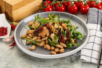 White canned beans with arugula and dry tomatoes