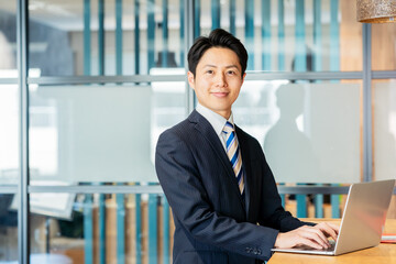 オフィスで働くビジネスパーソン