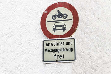 Verkehrszeichen verbietet die Durchfahrt mit Ausnahme der Versorgungsfahrzeuge