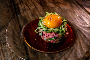 牛生ユッケ　卵黄　ソース　ガラス　俯瞰