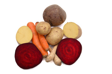 Świeże zdrowe warzywa na białym tle, marchew ziemniak I burak i korzeń pietruszki - obrazy, fototapety, plakaty