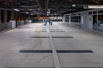 Dworzec kolejowy Lyon Francja podróżni w przejściu - obrazy, fototapety, plakaty