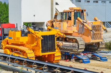 Crawler bulldozers weighing 70 tons. Preparation for transport of one crawler bulldozer. Low...