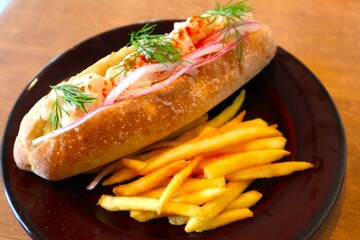 エビのホットドックとポテト