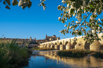 スペインのコルドバのローマ橋とメスキータの風景 - obrazy, fototapety, plakaty