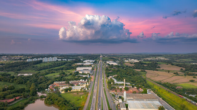 Rodovia Santos Dummont em Indaiatuba pr&oacute;ximo ao aeroporto de Viracopos. Final de tarde com tr&aacute;fego moderado. 