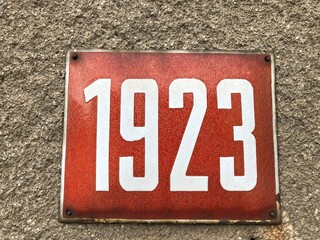Red numberplate that says 1923