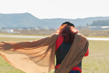Al viento una mujer con un pañuelo bailando 