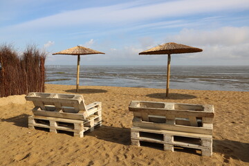 Bänke und Sonnesnschirme am Strand von Cuxhaven an der Nordsee
