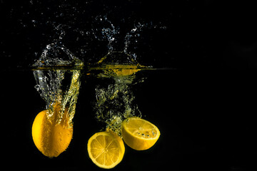 Lemon splashing into water	 - obrazy, fototapety, plakaty