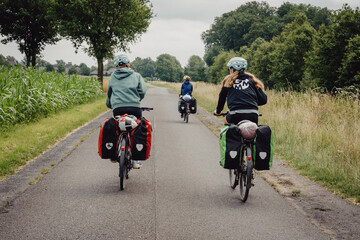 Familie radelt während einer Radreise auf einem Radweg durch das westliche Münsterland
