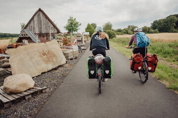 Familie radelt während einer Radreise durch das Münsterland auf dem Radschnellweg Radbahn...