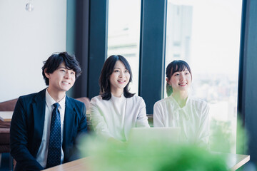 オフィスで働くビジネスパーソン