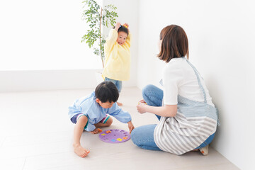幼稚園でお遊戯をする子どもと先生
