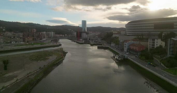 Amaneciendo en la ciudad a vista de dron.