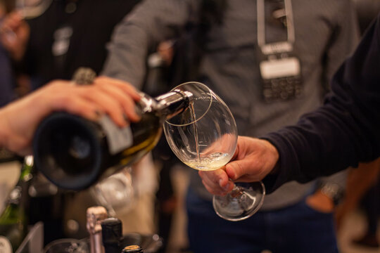 Servindo um vinho