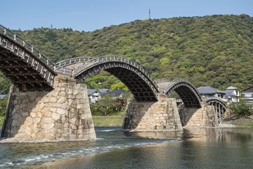 Papier Peint photo Le pont Kintai Iwakuni, Japan at Kintaikyo Bridge over the Nishiki River on a sunny day
