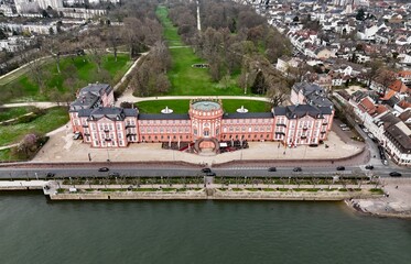 Luftaufnahme 2 vom Rhein aus  auf Schloss Biebrich in Wiesbaden
