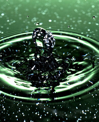 Splash - spadająca kropla wody w ujęciu makrofotografii - obrazy, fototapety, plakaty