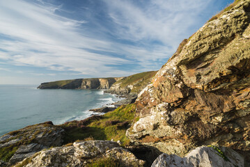 Fototapeta na wymiar Steilküste mit Schiefersteinbrüchen zwischen Trebarwith Strand und Tintagel,Cornwall,UK