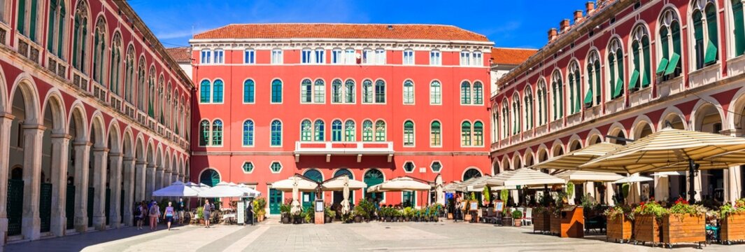 Fototapeta Croatia travel and landmarks. antique roman Split town, panoramic view of Republic Square (Prokurative)