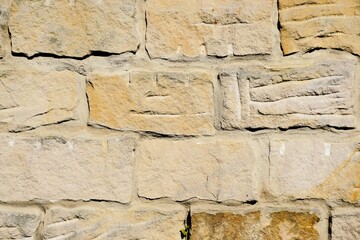 Alte braunbeige Backsteinwand bei Sonne am Morgen im Frühling