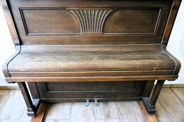 Fototapeta na wymiar Altes Klavier aus braunem Holz 