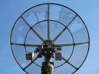 Ancien radiotélescope désaffecté. Il faisait partie d'un ensemble de radiotélescopes destinés...