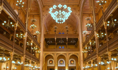 Innenraum der Großen Synagoge mit Gestühl und Kronleuchtern