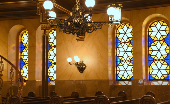 Innenraum der Synagoge mit Buntglasfenstern und Kronleuchter
