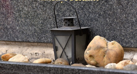 Kerzen und Steine für die Opfer des Holocausts	
